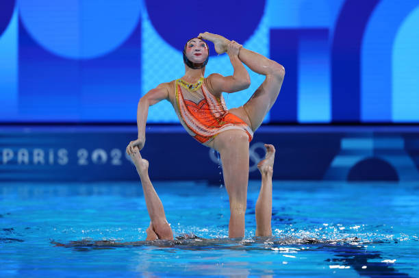 蛙泳抱水时腿部如何配合发力