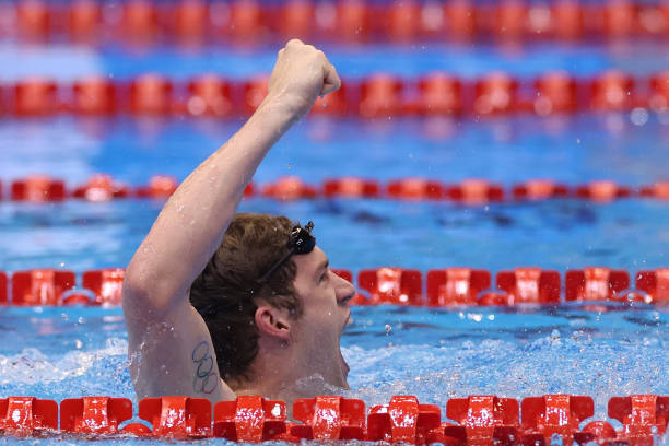 泳池风云:描写游泳比赛的激烈竞争场面