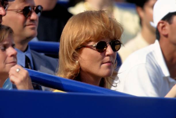 网球场地的网高和网柱位置有哪些规定?