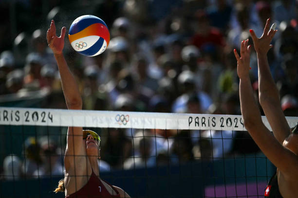 排球比赛场地的标准形状是什么?