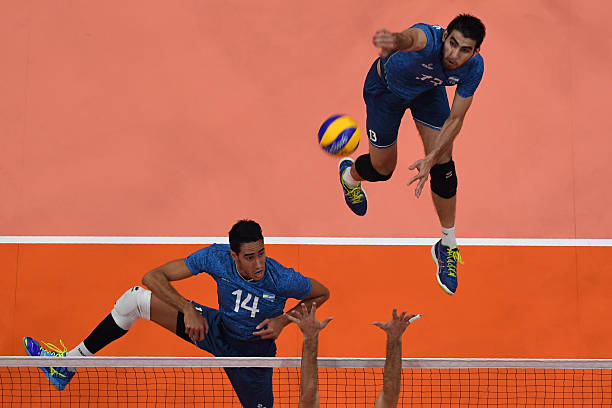 排球发球位置与动作图解:教学示范指南