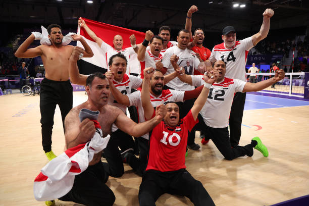 郎平怎么写：从个人经历到国家荣誉的写作视角