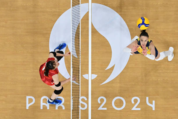 掌握排球核心动作：发球、传球、扣球与拦网要领