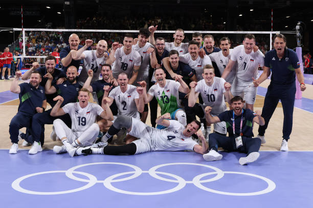 排球上手发球与下手发球的区别及适用场景