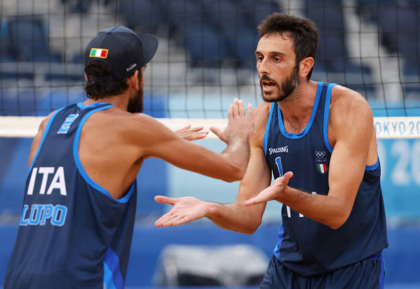 标准排球场的尺寸是多少米？