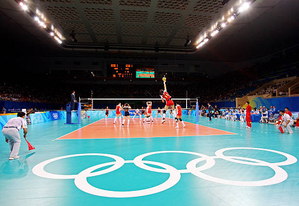 发球触网但落在界内：裁判的正确判罚指南