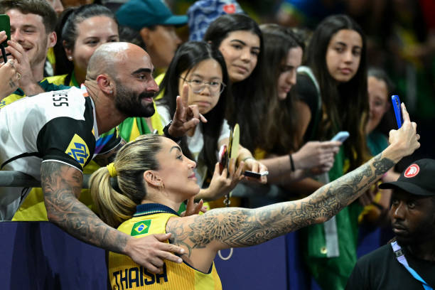 正式排球比赛每队需要几名球员?