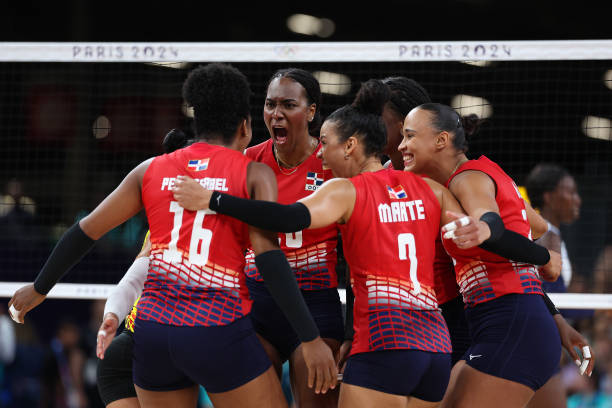 六人制排球场地与球网高度的设计规范