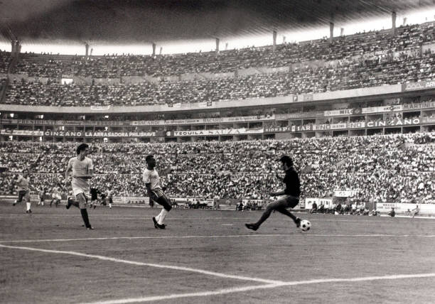 裁判的黑暗时刻：世界杯历史上那些被质疑的吹罚决定